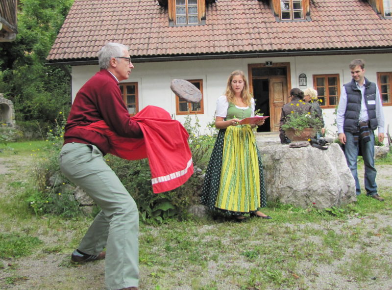 Datei:ALMO Kuhfladenwerfen SD Dplatz.jpg