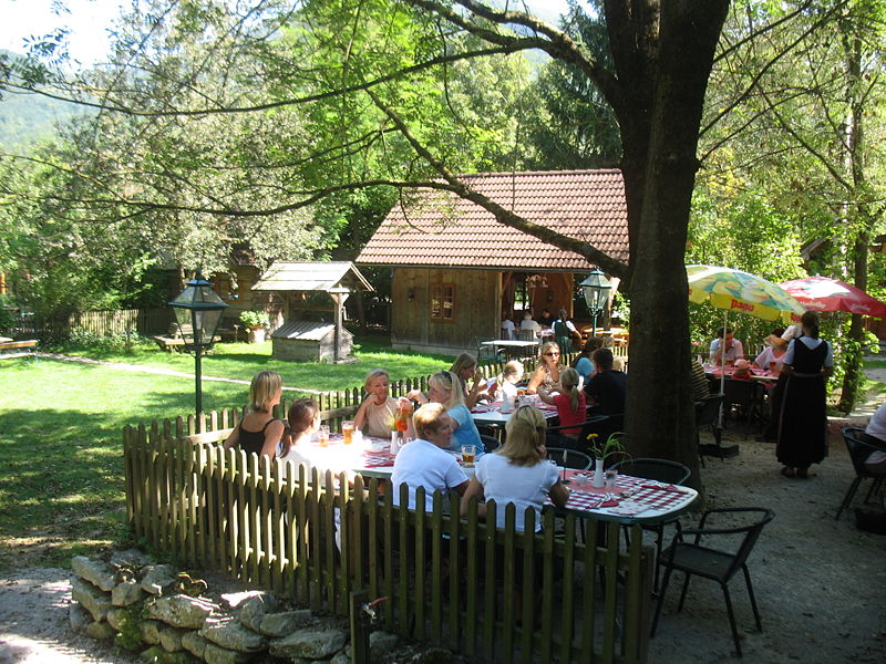 Datei:Steinschalerhof Nostalgiegarten Terrasse.jpg