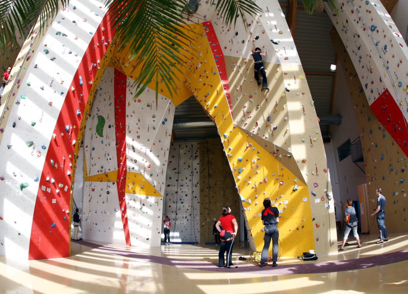 Datei:Kletterhalle Kletterbereiche.jpg