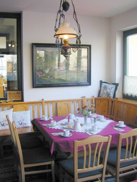 Datei:SH Jogeltisch Frühstücks-Gedeck.jpg