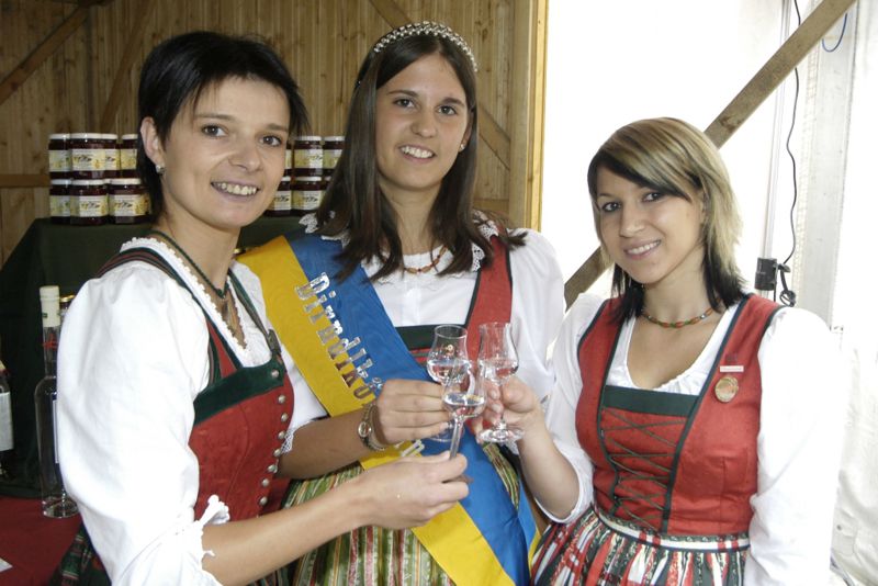 Datei:Drei Dirndlkoeniginnen GroissG.jpg