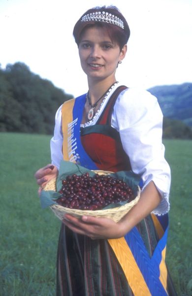 Datei:Dirndlkönigin Melanie I.jpg