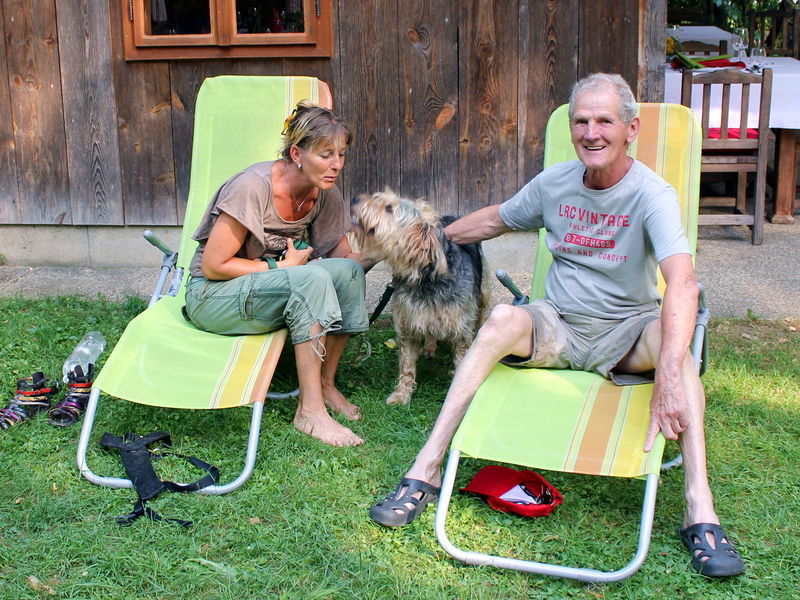 Datei:Hund Billy mit Herrchen.jpg