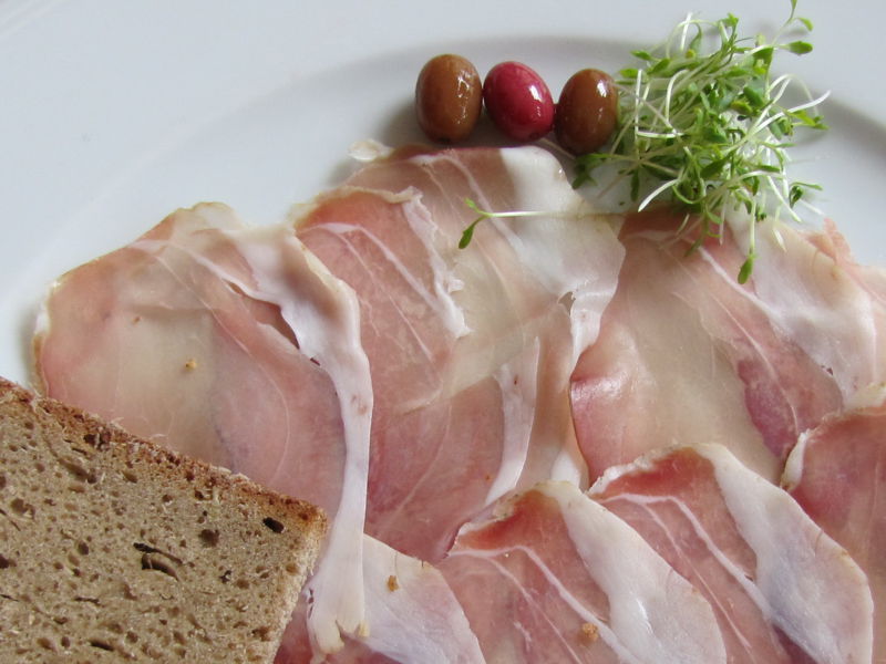 Datei:Dirndlspeck garniert Hubmayer.jpg