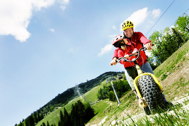 Datei:Roller mit Kind.jpg