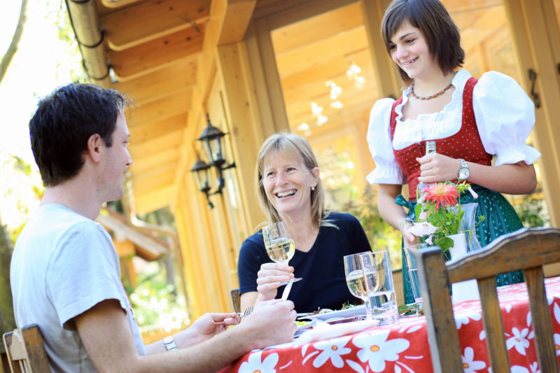 Datei:Cecilia Weiß - im Service.jpg