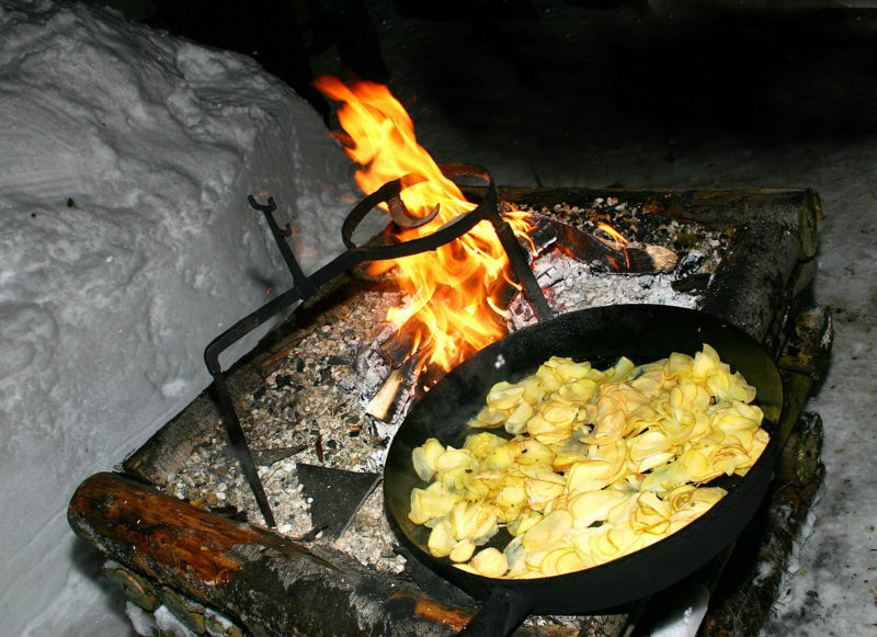Datei:Holzknechtsterz auf offenen Feuer.jpg