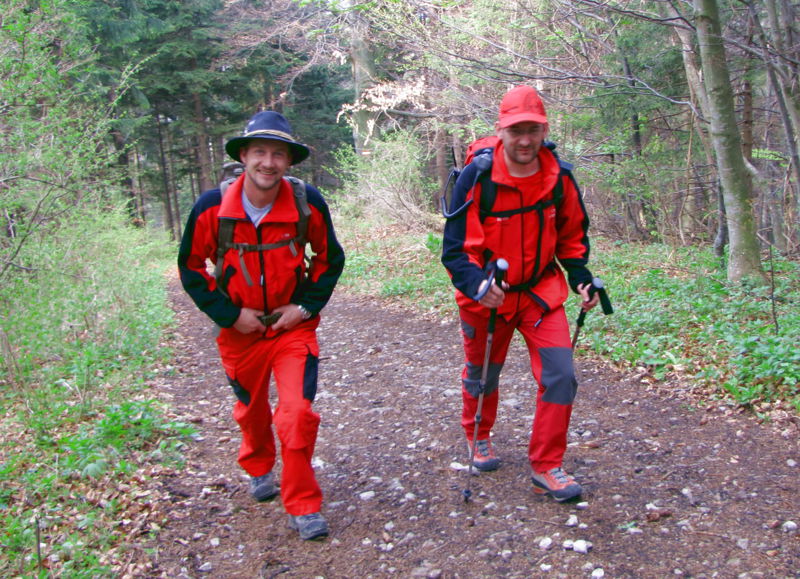 Datei:EST Wanderer Frühling rot.jpg