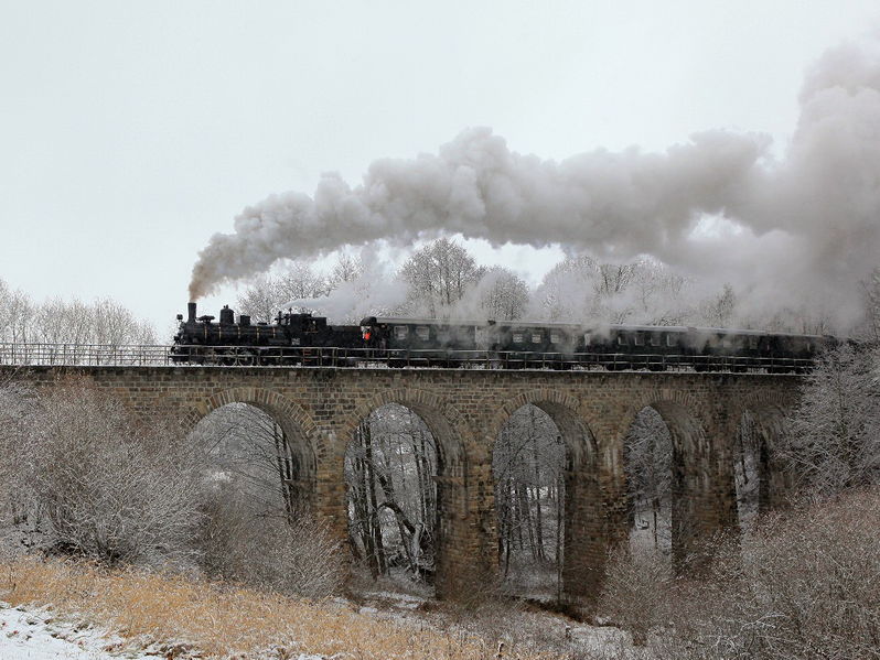 Datei:Waldviertelbahn Mh4 auf Brücke Winter.JPG