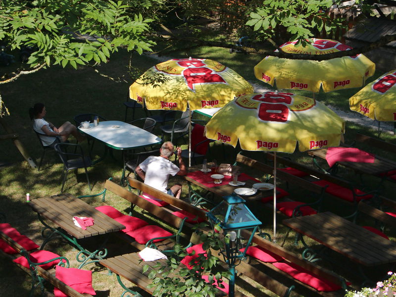 Datei:SH Gastgarten Schatten.jpg