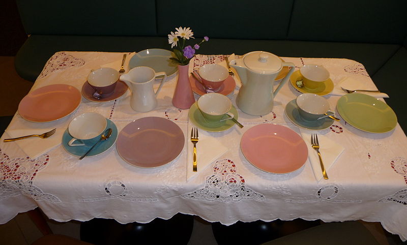 Datei:Gedeckter Tisch mit Modell Daisy - Lilienporzellan.jpg